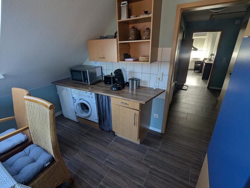 Arbeitsfläche mit Mikrowelle, Toaster, Senseo, Geschirrspüler und Waschmaschine