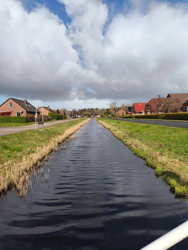 Fehnkanal in Warsingsfehn im Frühling