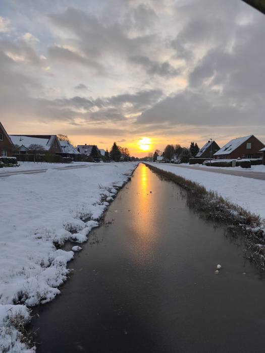 Verschneiter Fehnkanal bei Sonnenuntergang