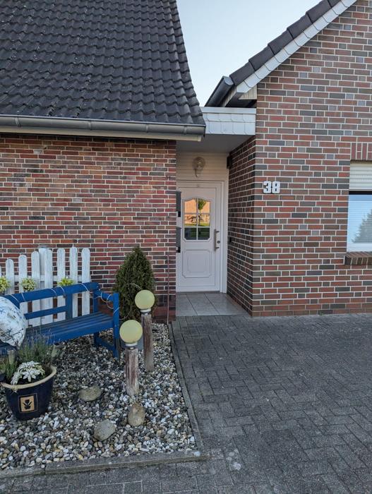 Hauseingang mit weißer Haustür und Hausnummer 38