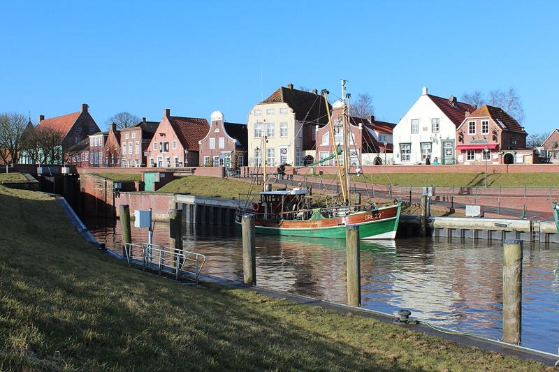 Hafen von Greetsiel mit Krabbenkutter und historischen Giebelhäusern