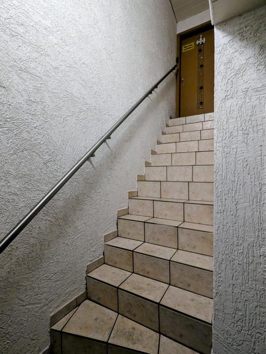 Treppe vom Hausflur hinauf zur Wohnung